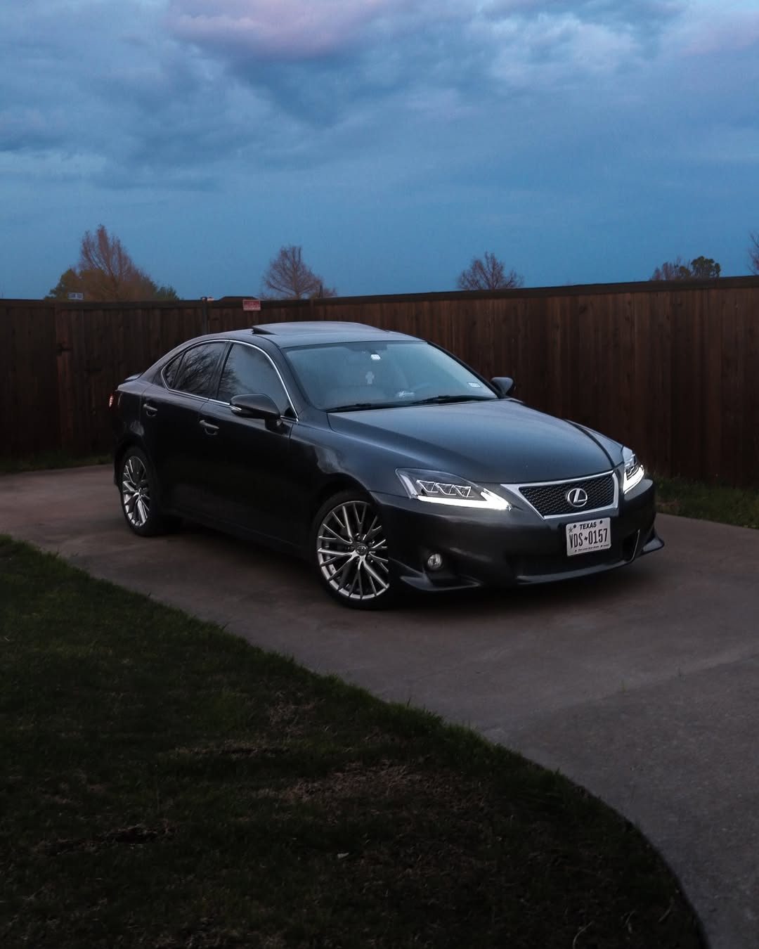 Sedan Lexus mewah warna hitam mirip milik Ahmad Sahroni. [Instagram]